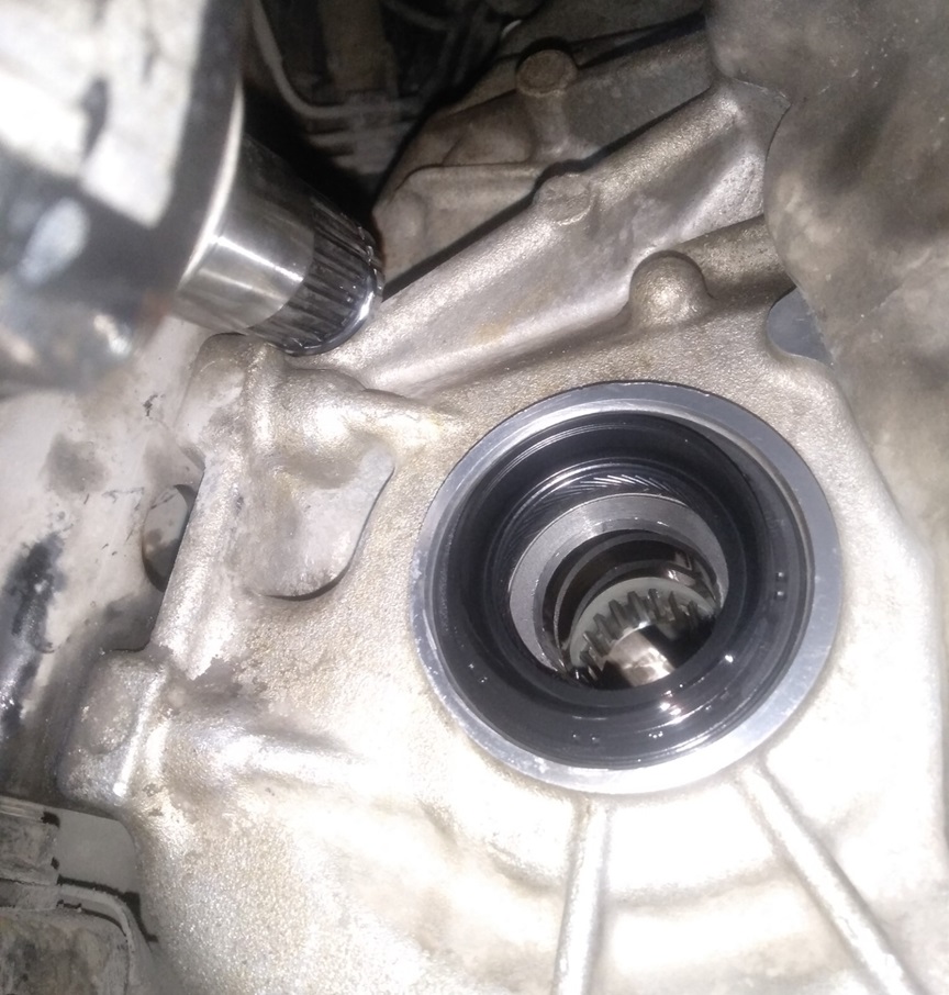 Замена сальника привода Тойота Авенсис