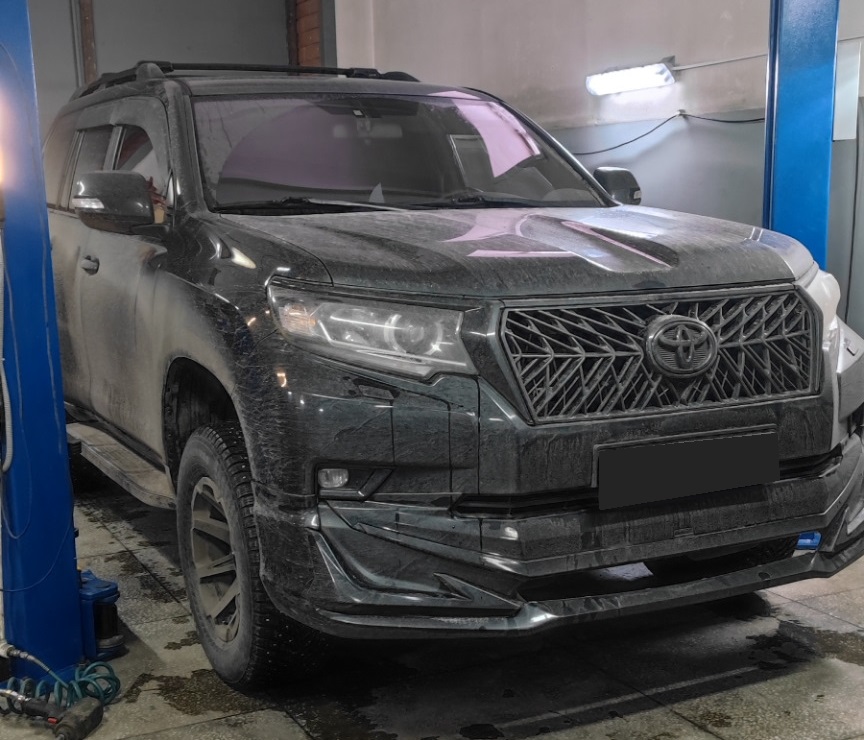 Тойота Ленд Крузер Прадо готовится к ремонту рейки