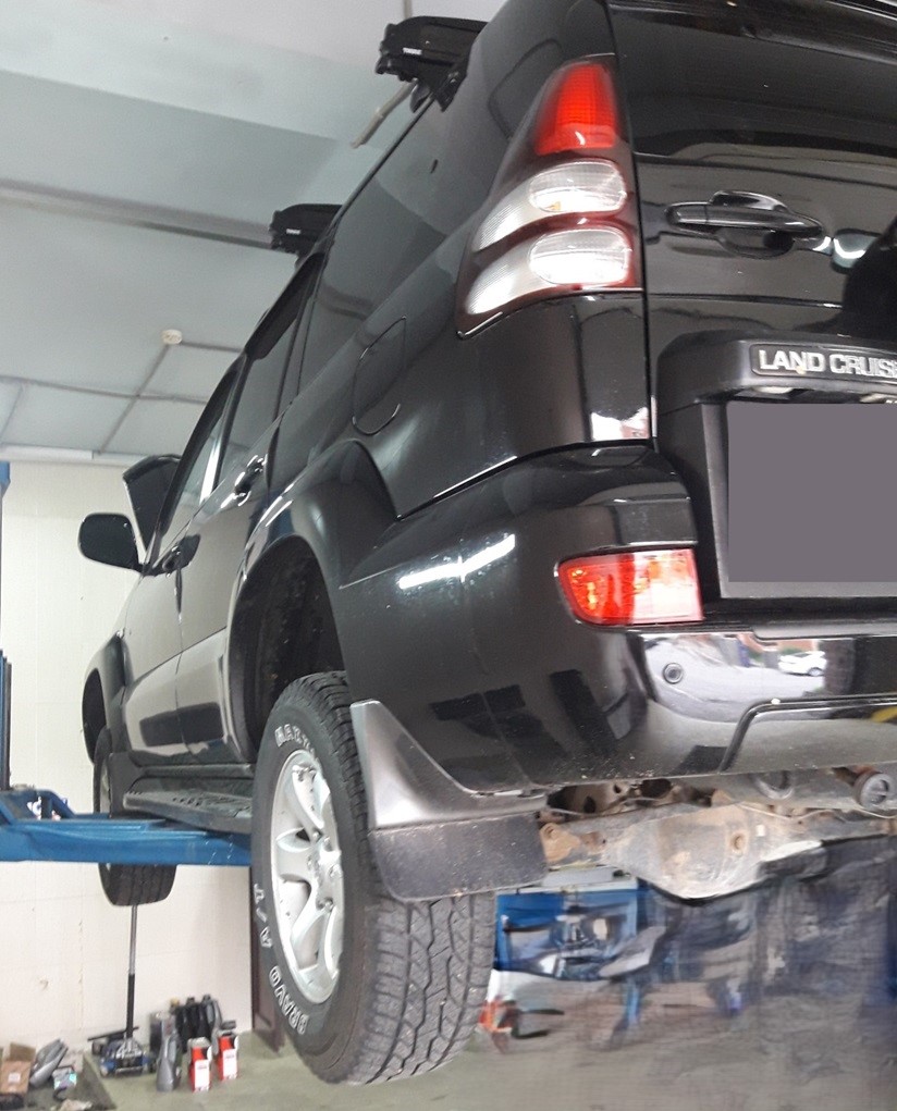 Тойота Ленд Крузер Прадо в процессе замены рулевой рейки