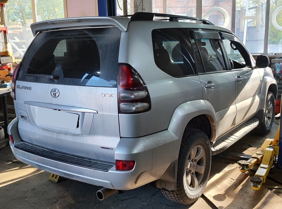 Тойота Ленд Крузер Прадо в автотехцентре на замене шаровых опор