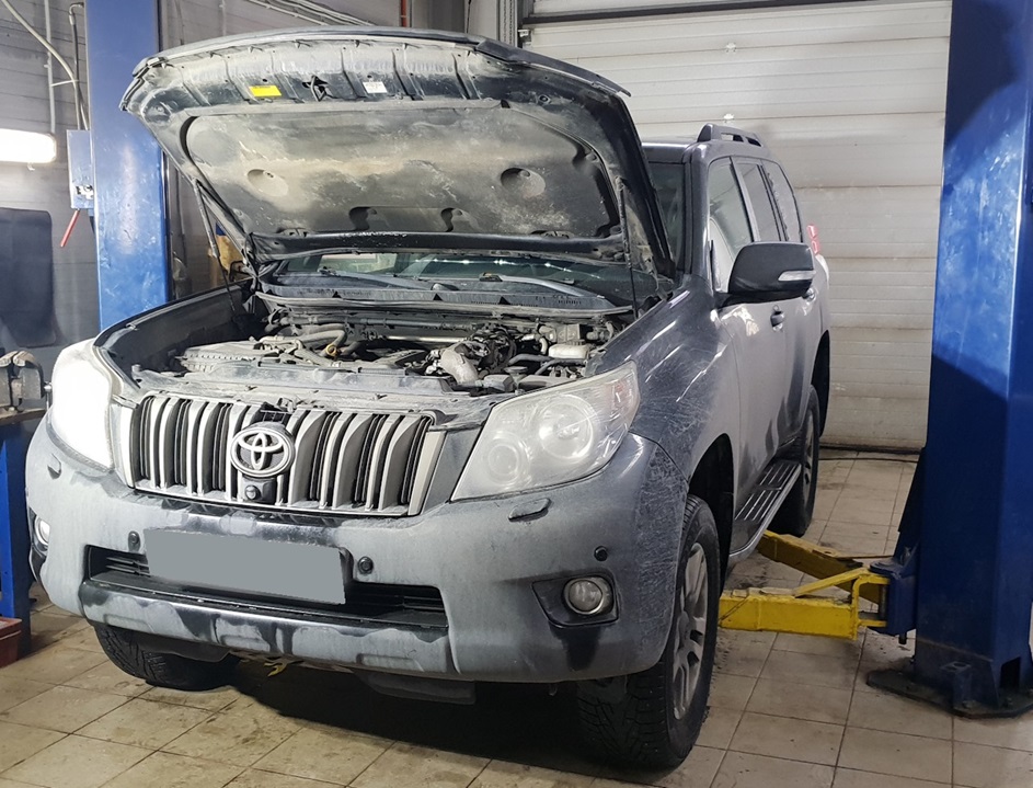 Тойота Ленд Крузер Прадо в автотехцентре на замене воздушного фильтра