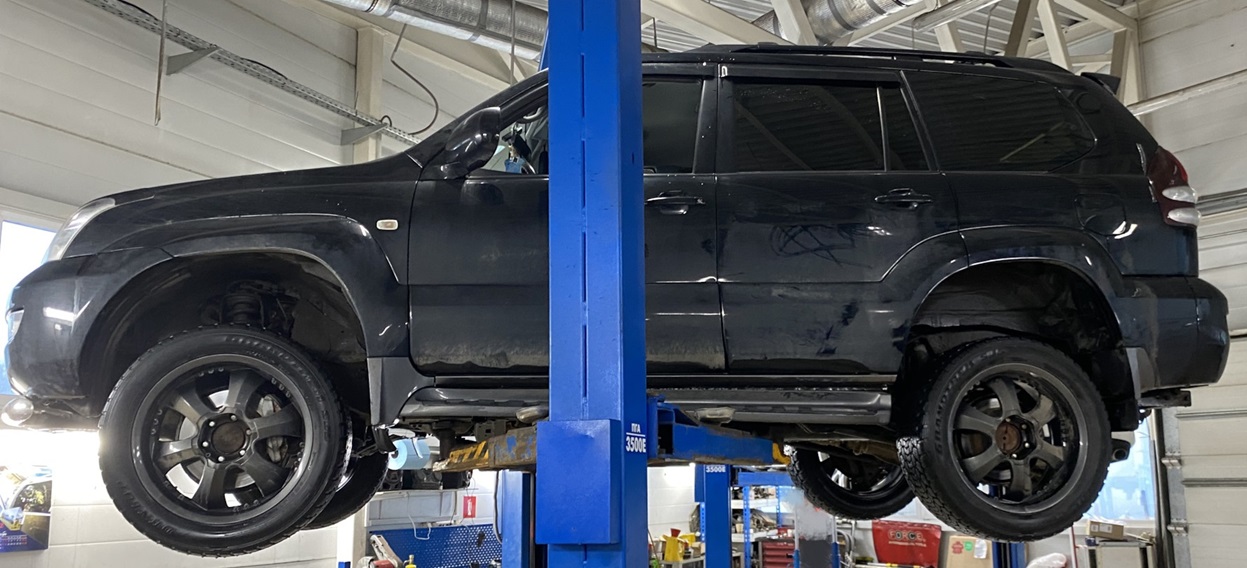 Тойота Ленд Крузер Прадо в автотехцентре на замене втулок стабилизатора