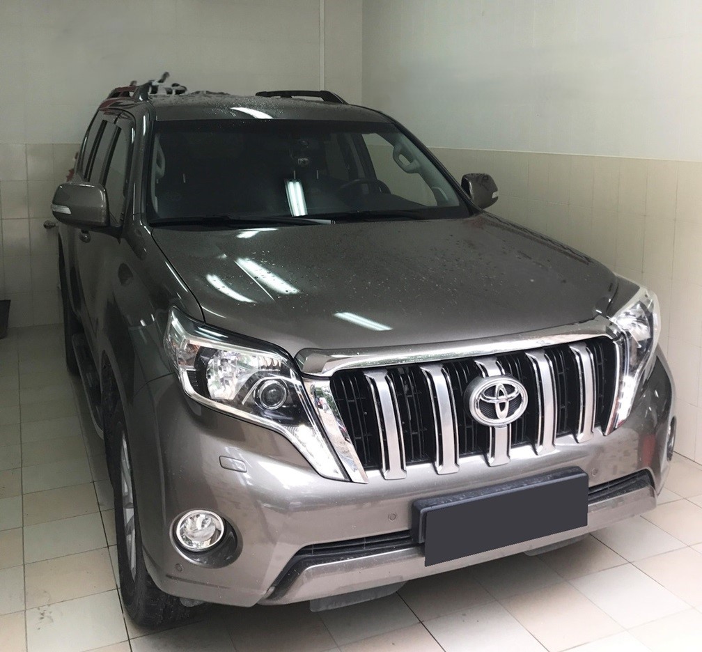 Тойота Ленд Крузер Прадо в автотехцентре после компьютерной диагностики