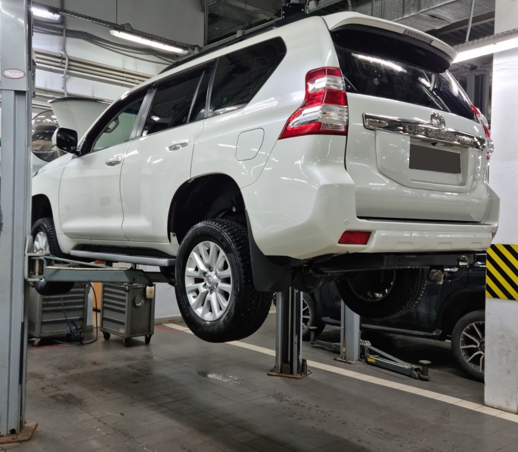 Тойота Ленд Крузер Прадо готовится к замене масла автоматической КПП