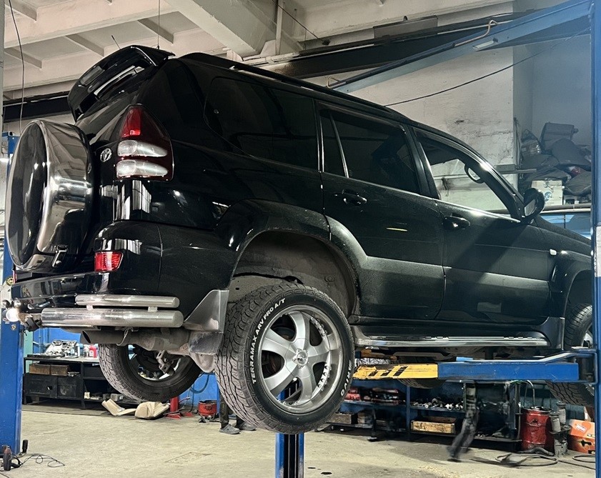 Тойота Ленд Крузер Прадо готовится к замене масла в дифференциалах