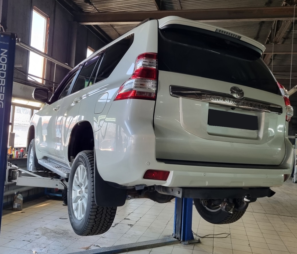 Тойота Ленд Крузер Прадо в автотехцентре на замене передних амортизаторов