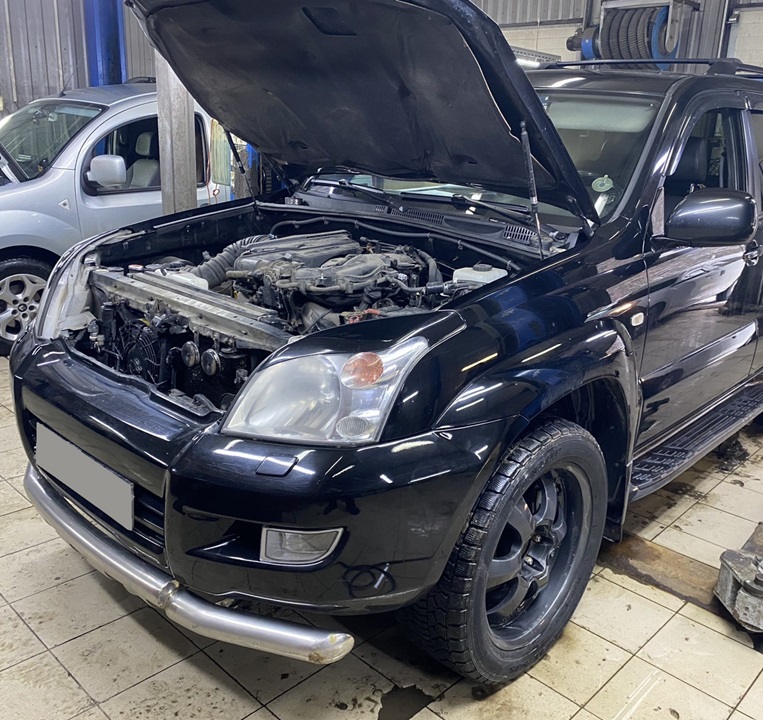 Тойота Ленд Крузер Прадо в процессе замены радиатора охлаждения двигателя