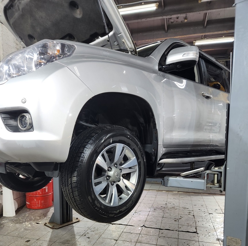 Тойота Ленд Крузер Прадо в автотехцентре готовится к замене подшипника ступицы