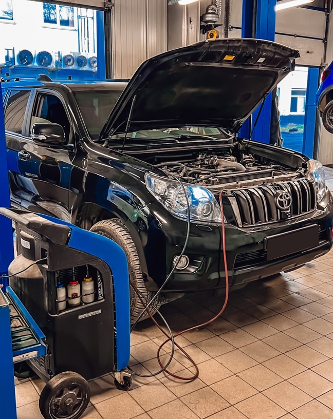 Тойота Ленд Крузер Прадо в процессе заправки кондиционера