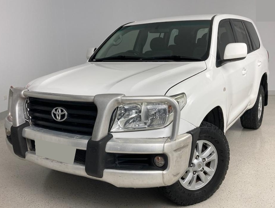 Тойота Ленд Крузер в автотехцентре после капремонта двигателя