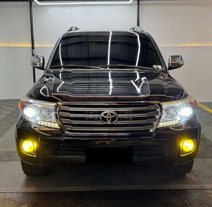 Тойота Ленд Крузер в автотехцентре после замены аккумулятора