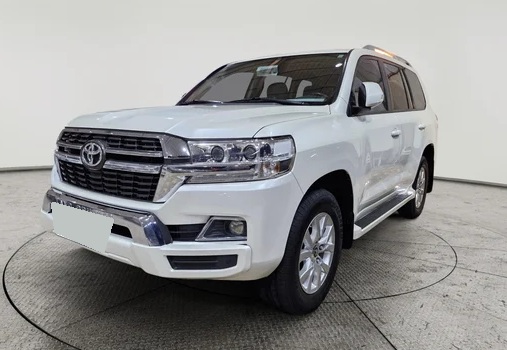 Тойота Ленд Крузер в автотехцентре после замены радиатора кондиционера