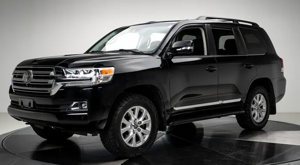 Тойота Ленд Крузер в автотехцентре после замены стартера