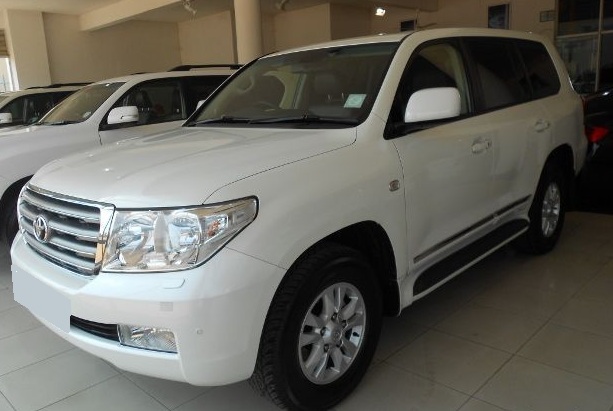 Тойота Ленд Крузер в автотехцентре после замены суппорта