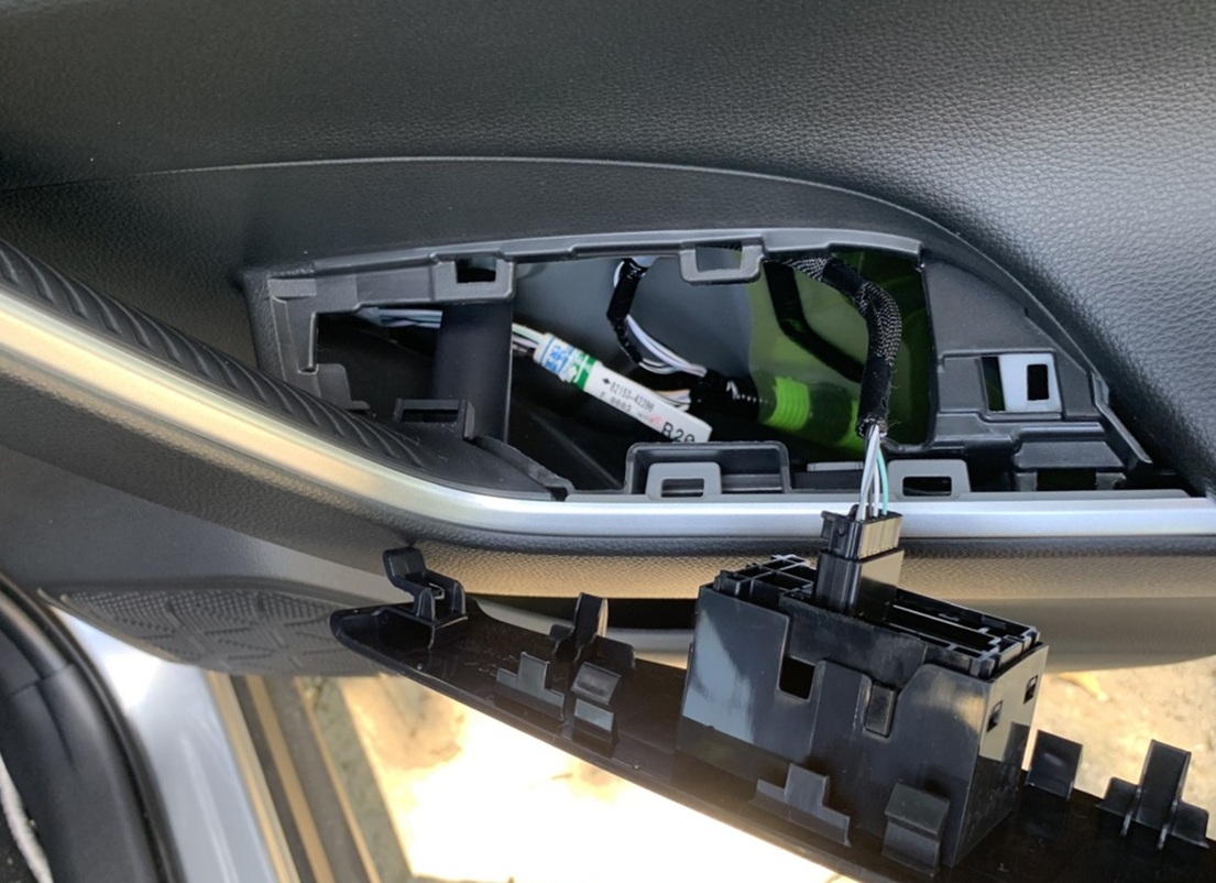 Разборка двери для замены стеклоподъемника Тойота Рав 4