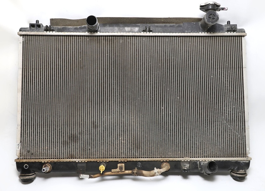 Радиатор охлаждения двигателя снят и очищен