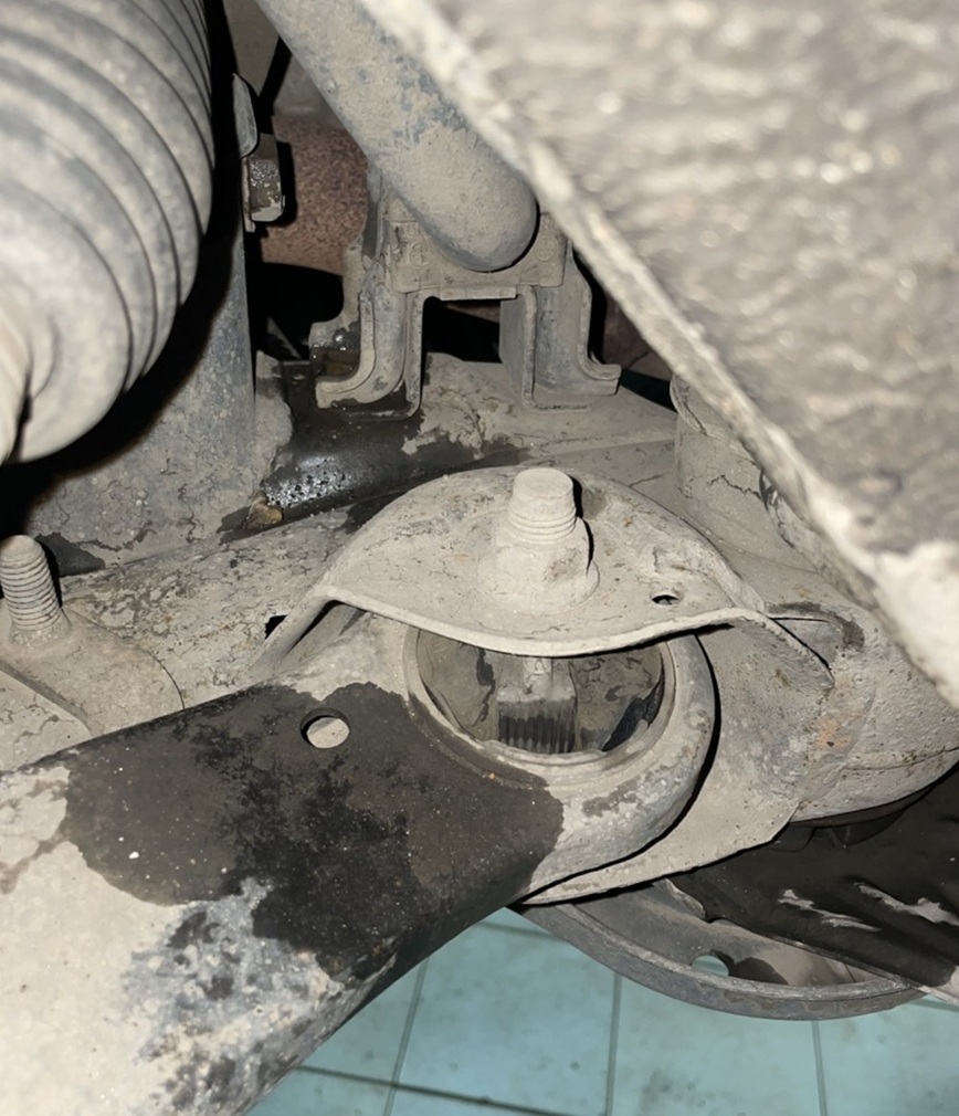 Здесь срочно нужна замена сайлентблоков рычага Тойота Венза