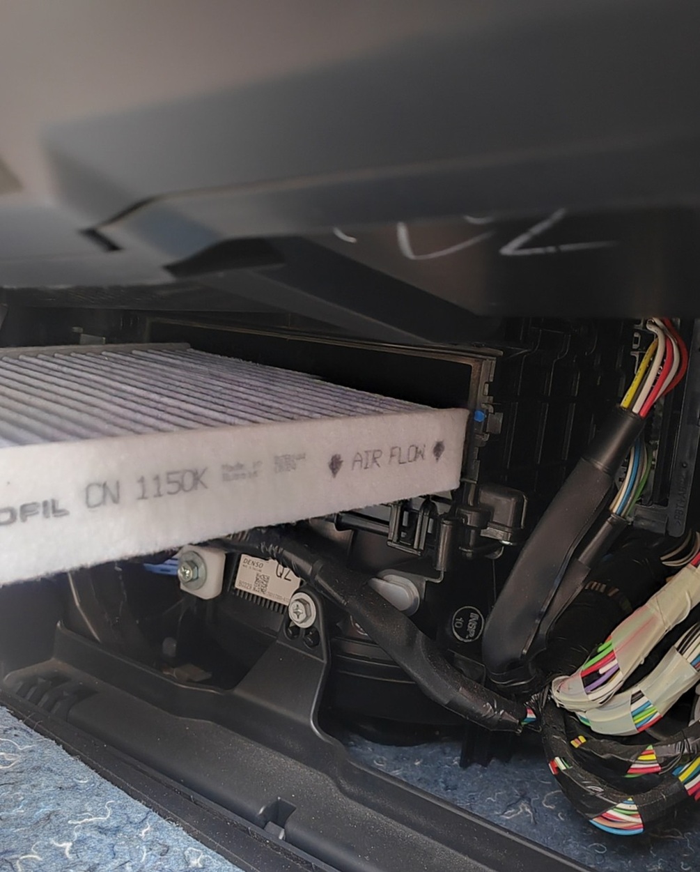 Замена салонного фильтра Тойота Фортунер