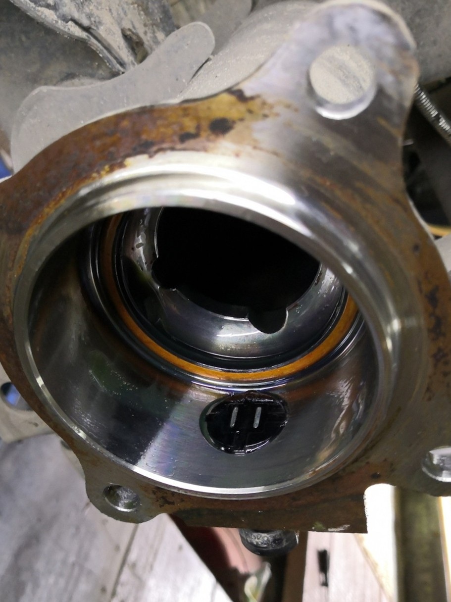 Замена сальника привода Тойота Фортунер (задней полуоси)