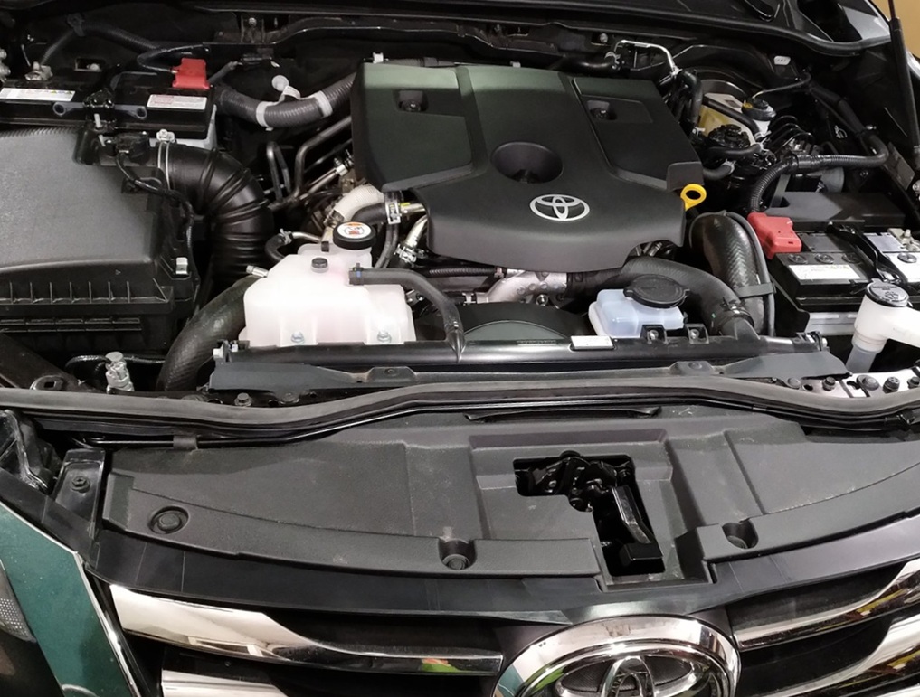 Подготовка к замене свечей зажигания Тойота Фортунер