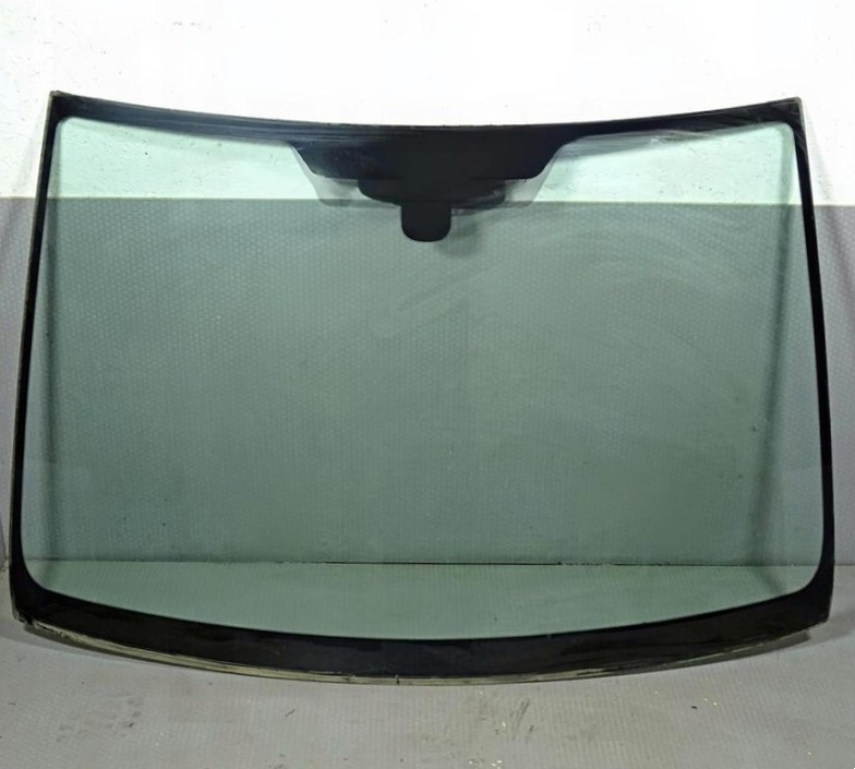 Новое ветровое стекло готово к монтажу