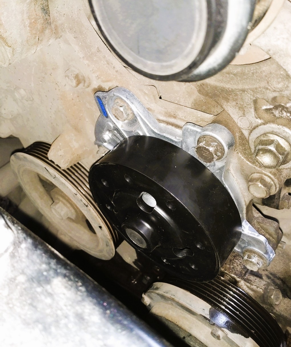 Замена помпы Тойота Версо