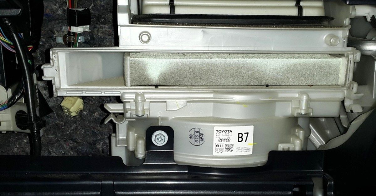 Замена салонного фильтра Тойота Витц