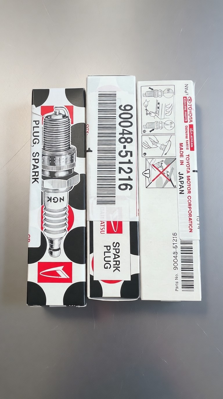 Комплект новых свечей зажигания готов к монтажу